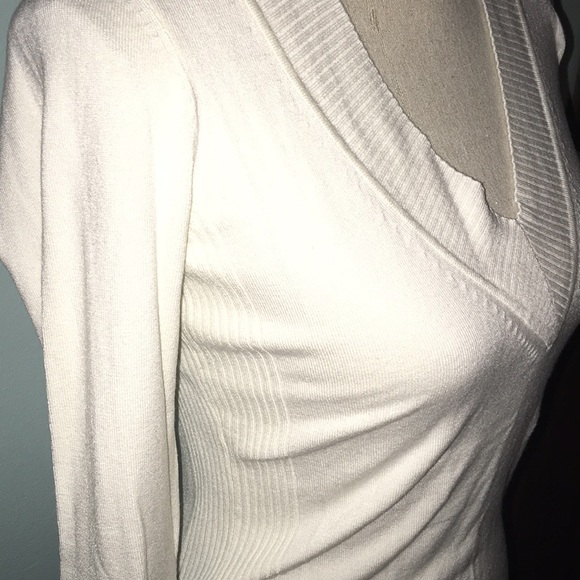 Express Off White Stretch Vneck Lightweight Sweater - Picture 2 of 3